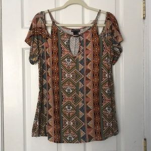 3/$30 Super soft patterned top!